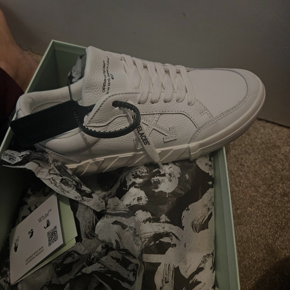 Off-White Men's Sneaker